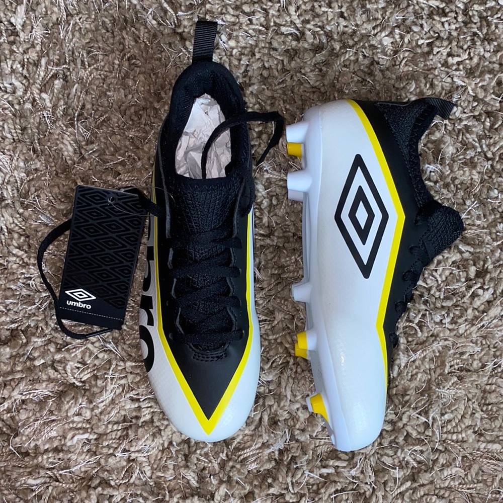 Umbro Pivot Kids Soccer Cleats